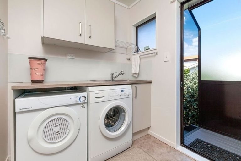 Photo of property in 2/39 Browns Bay Road, Browns Bay, Auckland, 0630