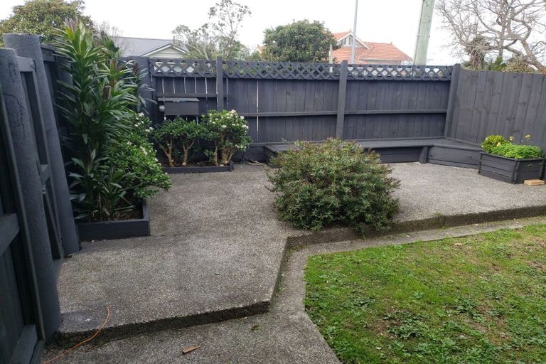 Photo of property in 8 Glenfield Road, Birkenhead, Auckland, 0626