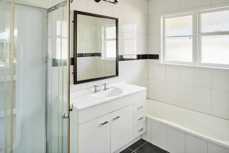 Photo of property in 22 Longcroft Terrace, Newlands, Wellington, 6037