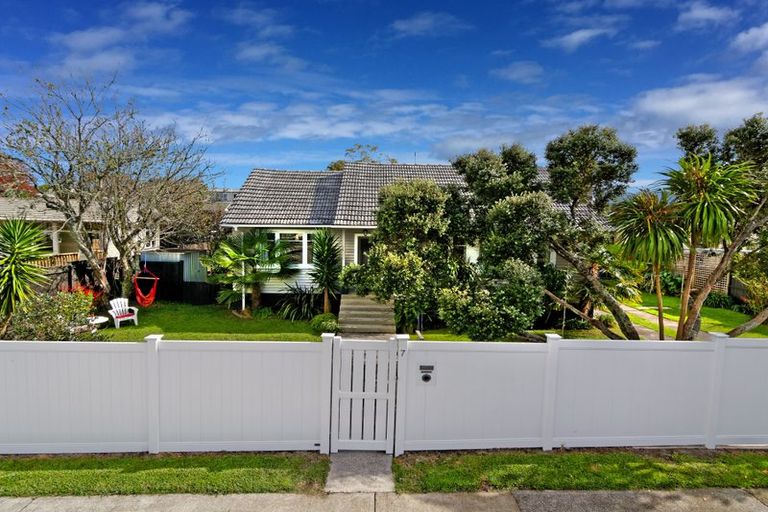 Photo of property in 7 Hinekohu Street, New Lynn, Auckland, 0600