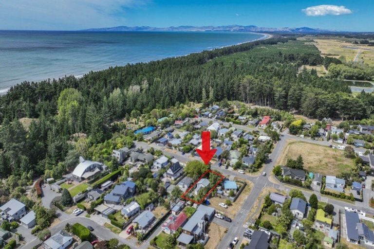 Photo of property in 16 Broadway Avenue, Waikuku Beach, 7473