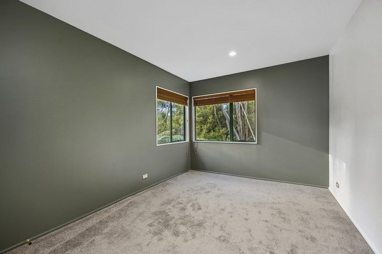 Photo of property in 28 Tyrico Close, Unsworth Heights, Auckland, 0632