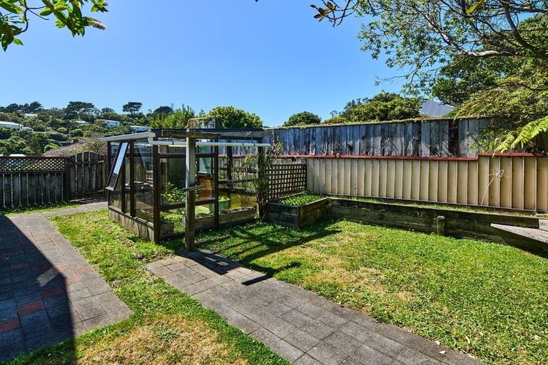 Photo of property in 20 Lyndfield Lane, Newlands, Wellington, 6037