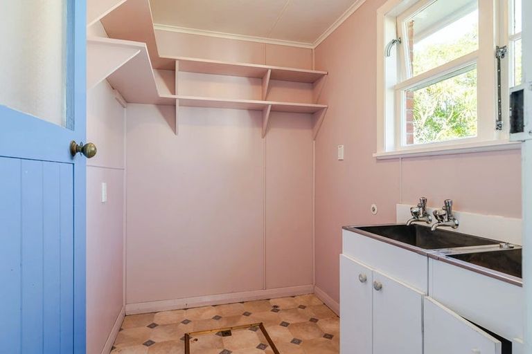 Photo of property in 27 Crewe Crescent, Hokowhitu, Palmerston North, 4410