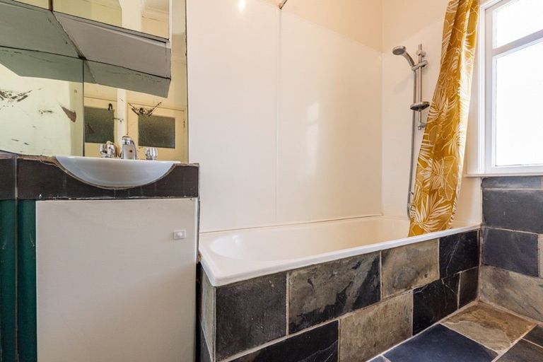 Photo of property in 2u2 Hawker Street, Mount Victoria, Wellington, 6011