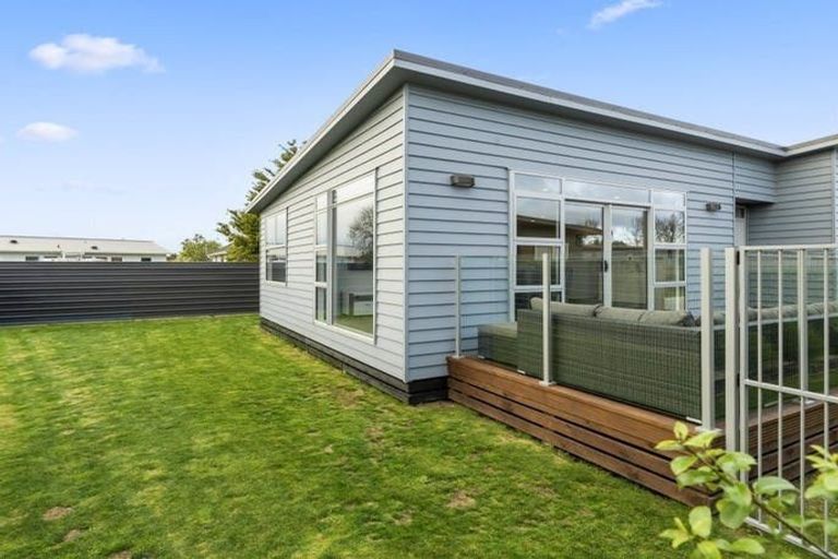 Photo of property in 58 Exeter Crescent, Takaro, Palmerston North, 4412