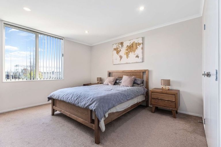 Photo of property in 33 Popokatea Drive, Takanini, 2112