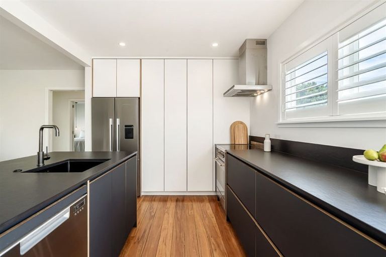 Photo of property in 1/121 Ocean View Road, Hillcrest, Auckland, 0627