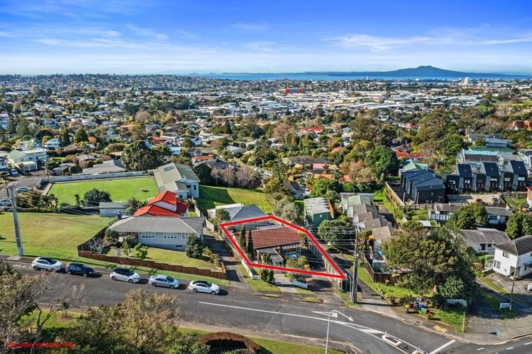 Photo of property in 1/3 Hall Road, Glenfield, Auckland, 0629