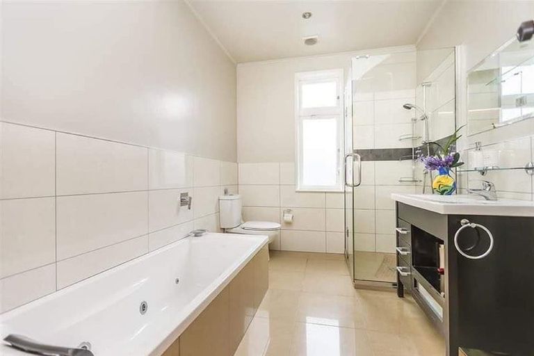 Photo of property in 98 Endeavour Street, Lyall Bay, Wellington, 6022