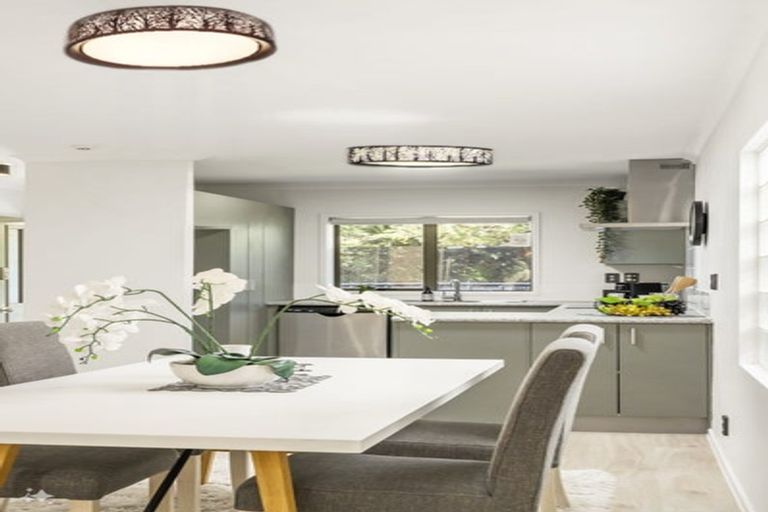 Photo of property in 27 Verdale Circle, Glen Eden, Auckland, 0602