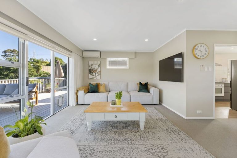 Photo of property in 21 Lowtherhurst Road, Massey, Auckland, 0614