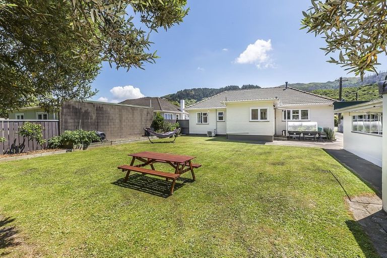Photo of property in 28 Findlay Street, Tawa, Wellington, 5028