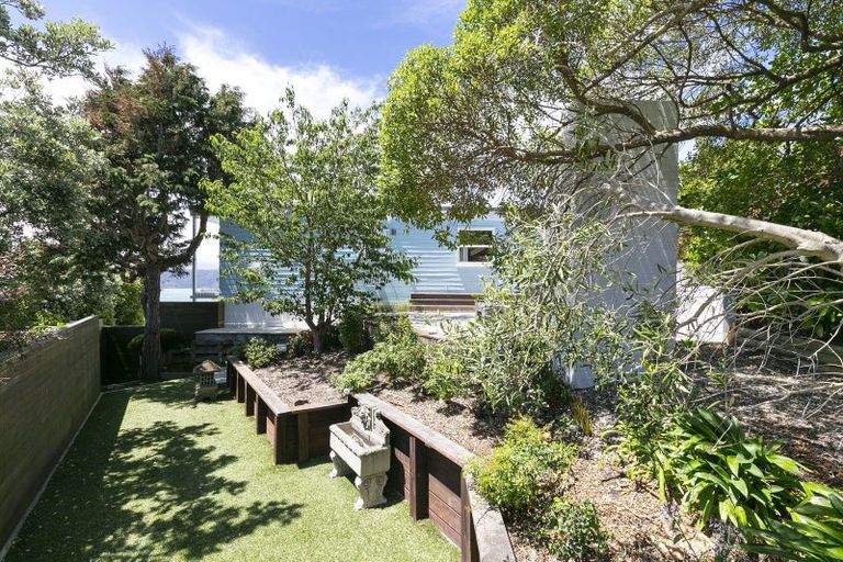 Photo of property in 4 Tai Paku Paku Road, Karaka Bays, Wellington, 6022