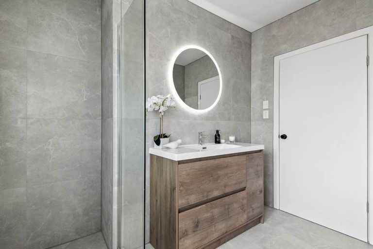 Photo of property in 5 Lyons Avenue, Murrays Bay, Auckland, 0630