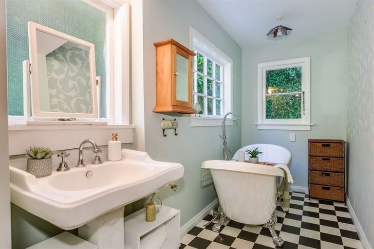 Photo of property in 1/45 Airlie Road, Plimmerton, Porirua, 5026