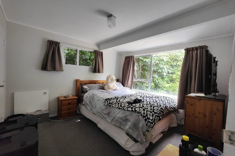 Photo of property in 5a Robert Street, Newlands, Wellington, 6037