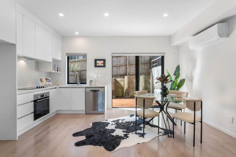 Photo of property in 4d Flaunty Place, West Harbour, Auckland, 0618