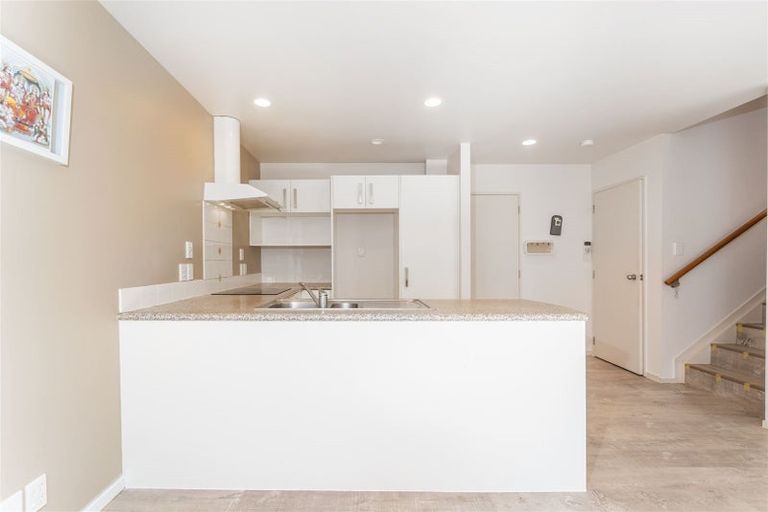 Photo of property in 5/2 Sunnydale Place, Oteha, Auckland, 0632