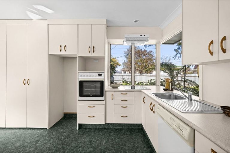 Photo of property in 16 Howard Road, Taradale, Napier, 4112