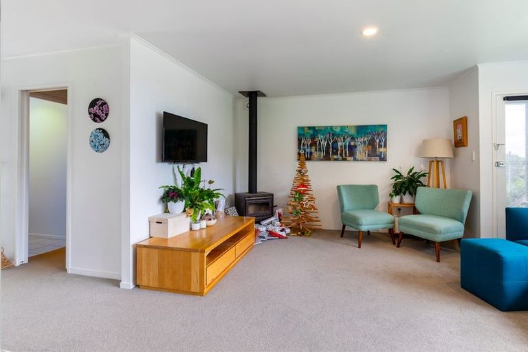 Photo of property in 52 Staincross Street, Green Bay, Auckland, 0604