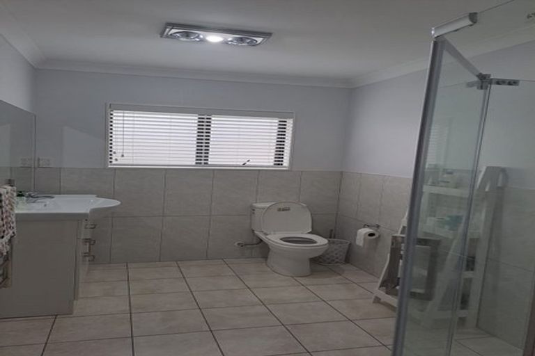 Photo of property in 2 Kirikiri Drive, Papakura, 2110