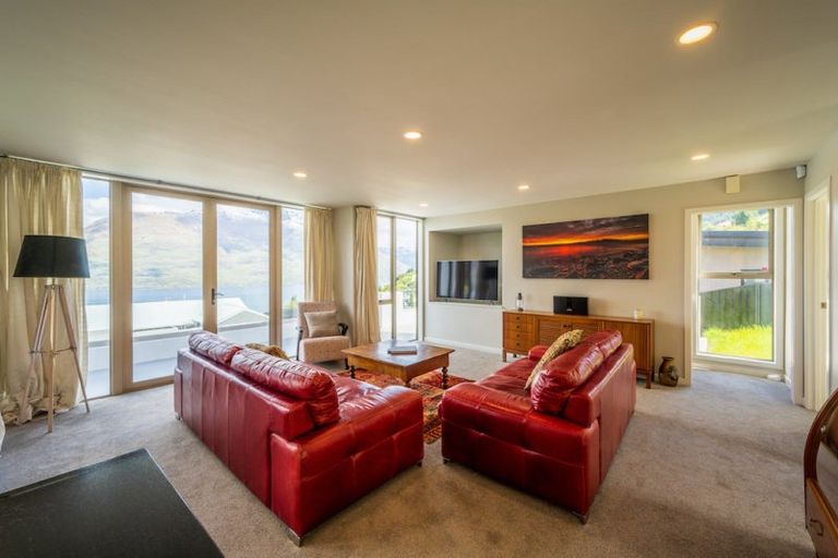 Photo of property in 72 Wynyard Crescent, Fernhill, Queenstown, 9300