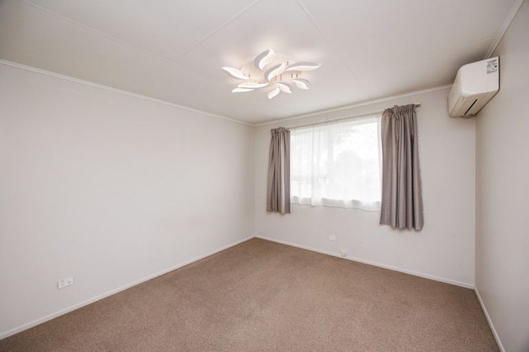 Photo of property in 9 Forbes Place, Kelvin Grove, Palmerston North, 4414