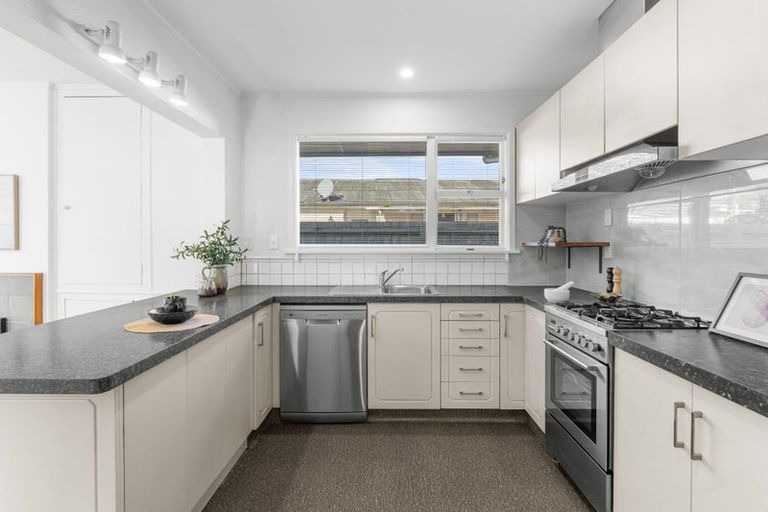 Photo of property in 229 Memorial Avenue, Burnside, Christchurch, 8053