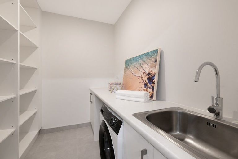 Photo of property in 5 Kawau Close, Orewa, 0931