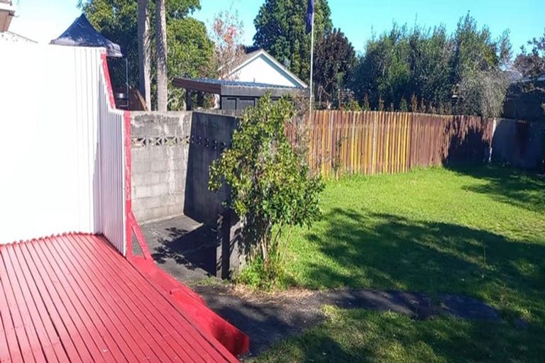 Photo of property in 10 Graham Avenue, Te Atatu Peninsula, Auckland, 0610