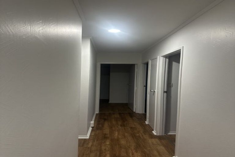 Photo of property in 22 Jenanne Place, Totara Vale, Auckland, 0629