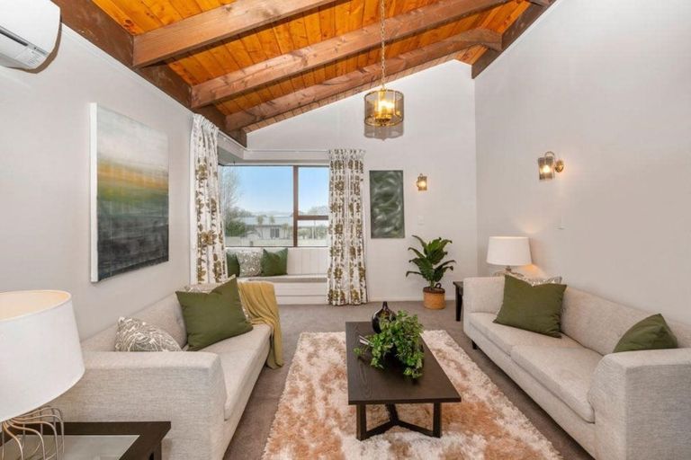 Photo of property in 9 Moxham Grove, Massey, Auckland, 0614