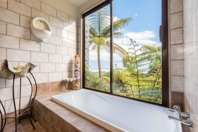 Photo of property in 70 Scenic Drive, Titirangi, Auckland, 0604