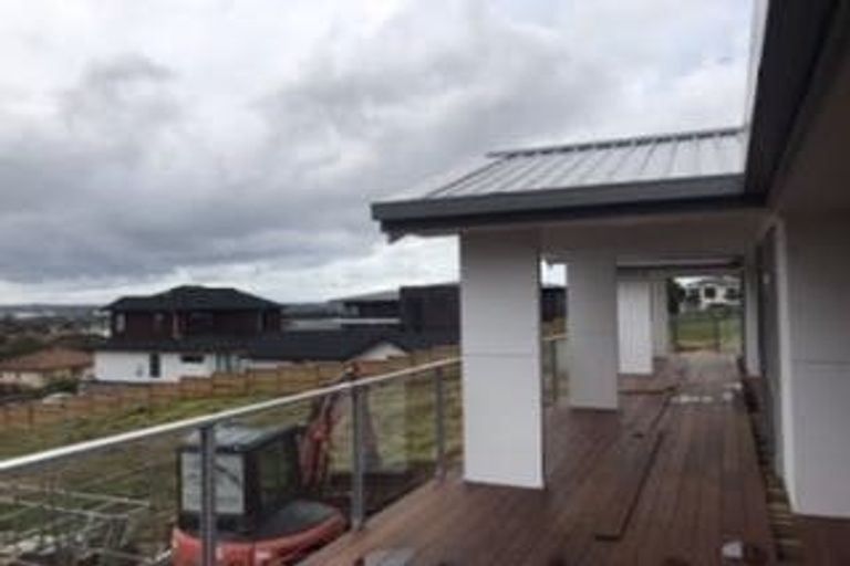 Photo of property in 32 Roxborough Place, East Tamaki Heights, Auckland, 2016