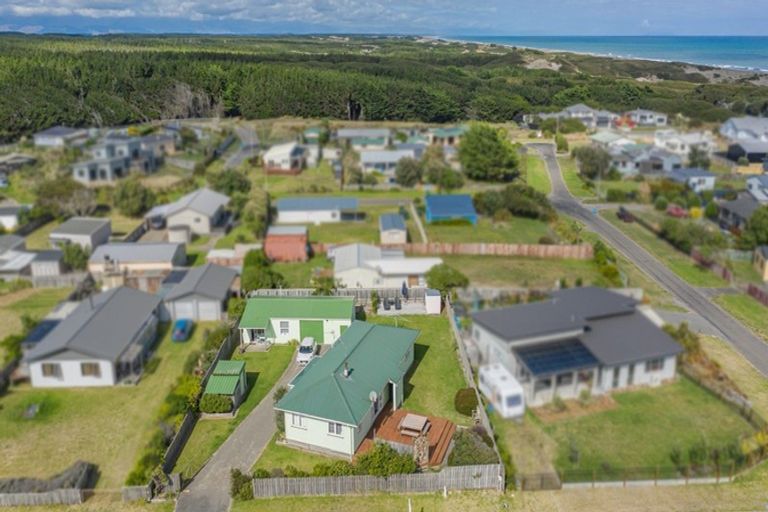 Photo of property in 12 Te Kiri Street, Himatangi Beach, Foxton, 4891