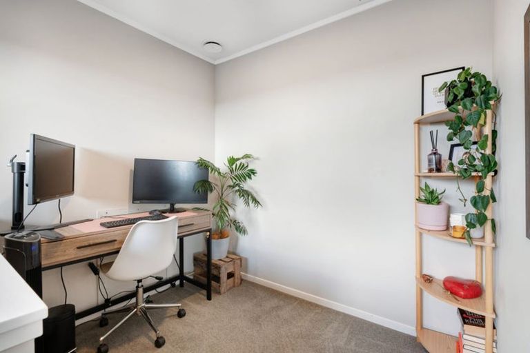 Photo of property in 24 Goldfinch Rise, Unsworth Heights, Auckland, 0632