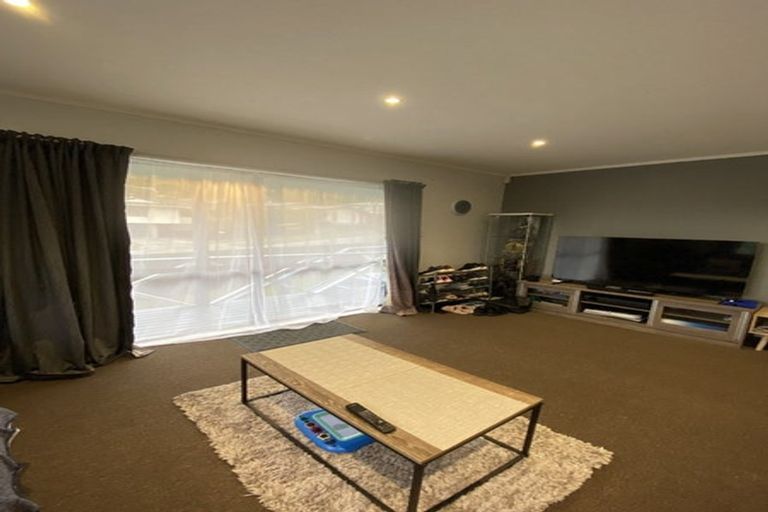Photo of property in 33 Omapere Street, Whitby, Porirua, 5024