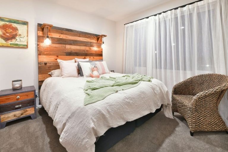 Photo of property in 18 Flavell Drive, Orewa, 0931