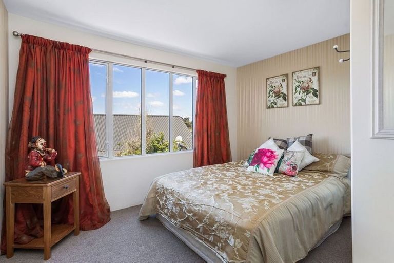 Photo of property in 8 Haddon Lane, Harewood, Christchurch, 8051
