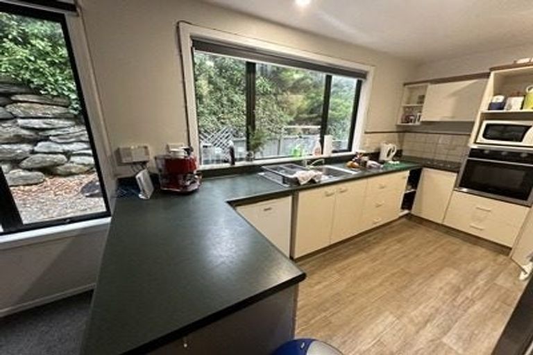 Photo of property in 10b Cameron Place, Fernhill, Queenstown, 9300