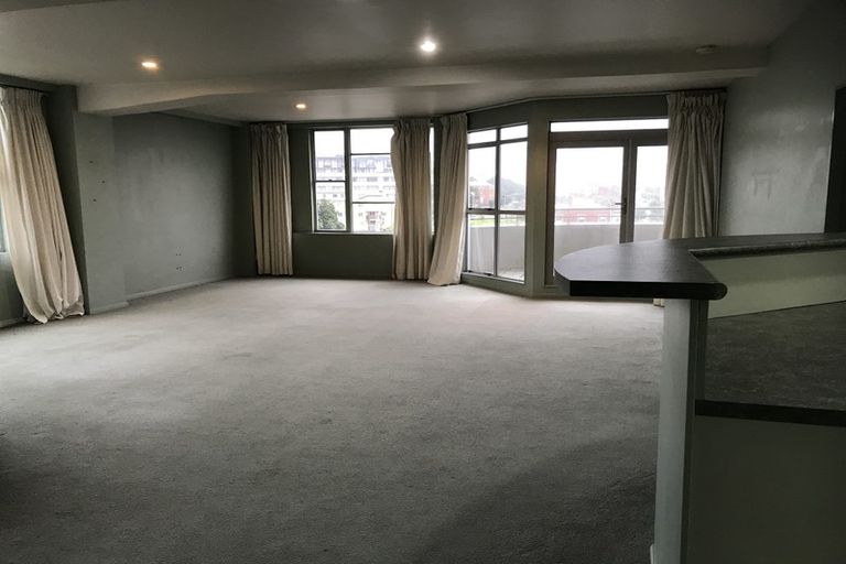 Photo of property in Grandstand Apartments, 10/80u Kent Terrace, Mount Victoria, Wellington, 6011