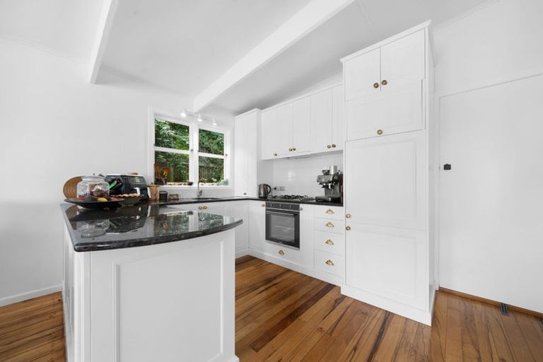 Photo of property in 120 Kawakawa Bay Coast Road, Kawakawa Bay, Papakura, 2585