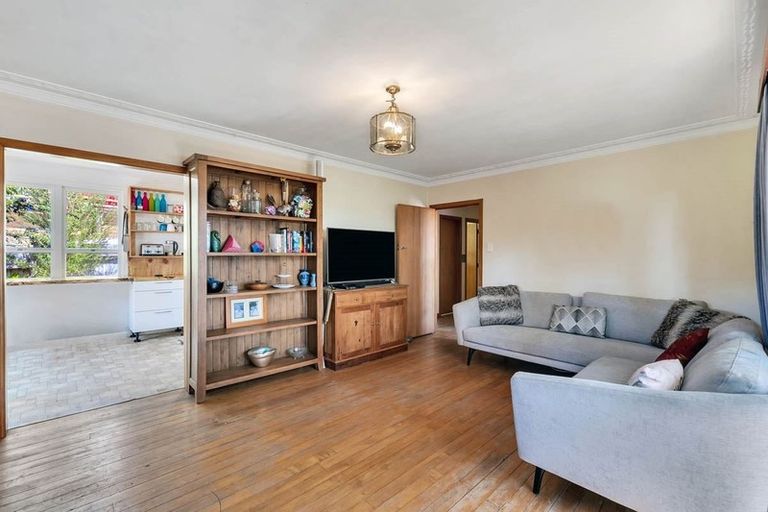 Photo of property in 102 Sunnyside Road, Sunnyvale, Auckland, 0612