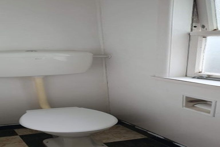 Photo of property in 16 Sale Street, Cockle Bay, Auckland, 2014