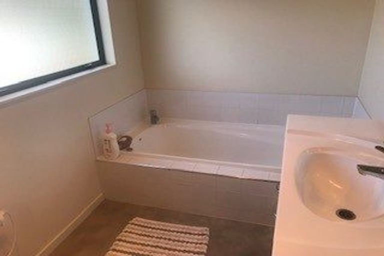 Photo of property in 28 Kinleith Way, Albany, Auckland, 0632