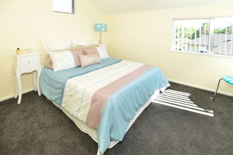 Photo of property in 10 Lupetti Rise, West Harbour, Auckland, 0618