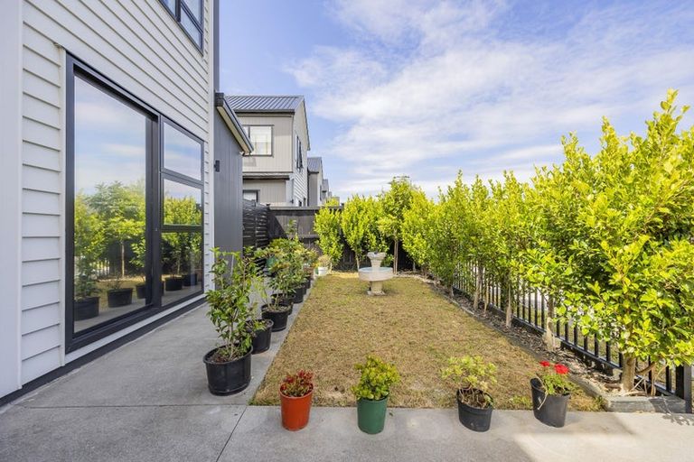 Photo of property in 16 Cara Avenue, Kumeu, 0810