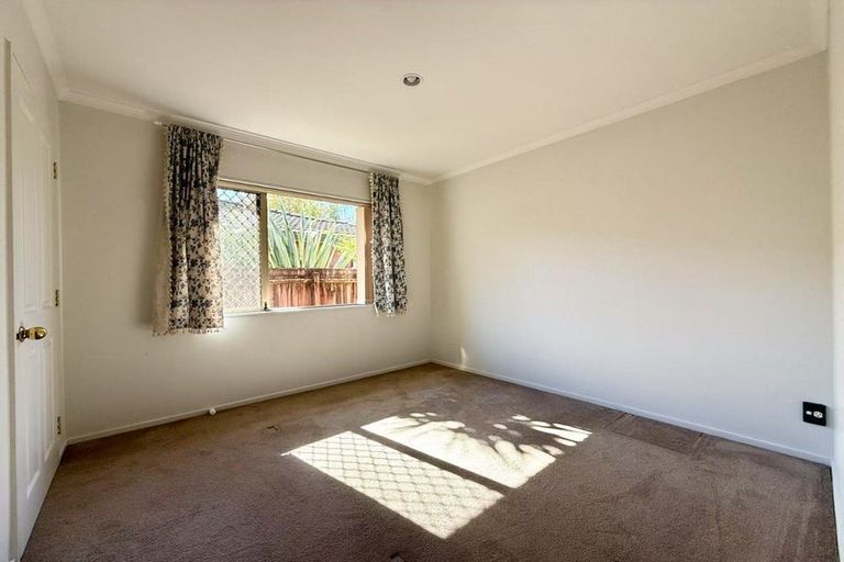 Photo of property in 17 Parkcrest Drive, Henderson, Auckland, 0612