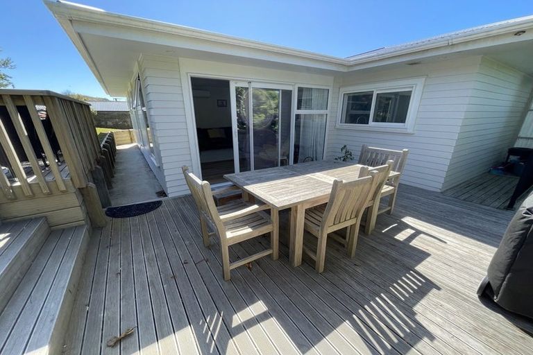 Photo of property in 6 Alder Place, Newlands, Wellington, 6037